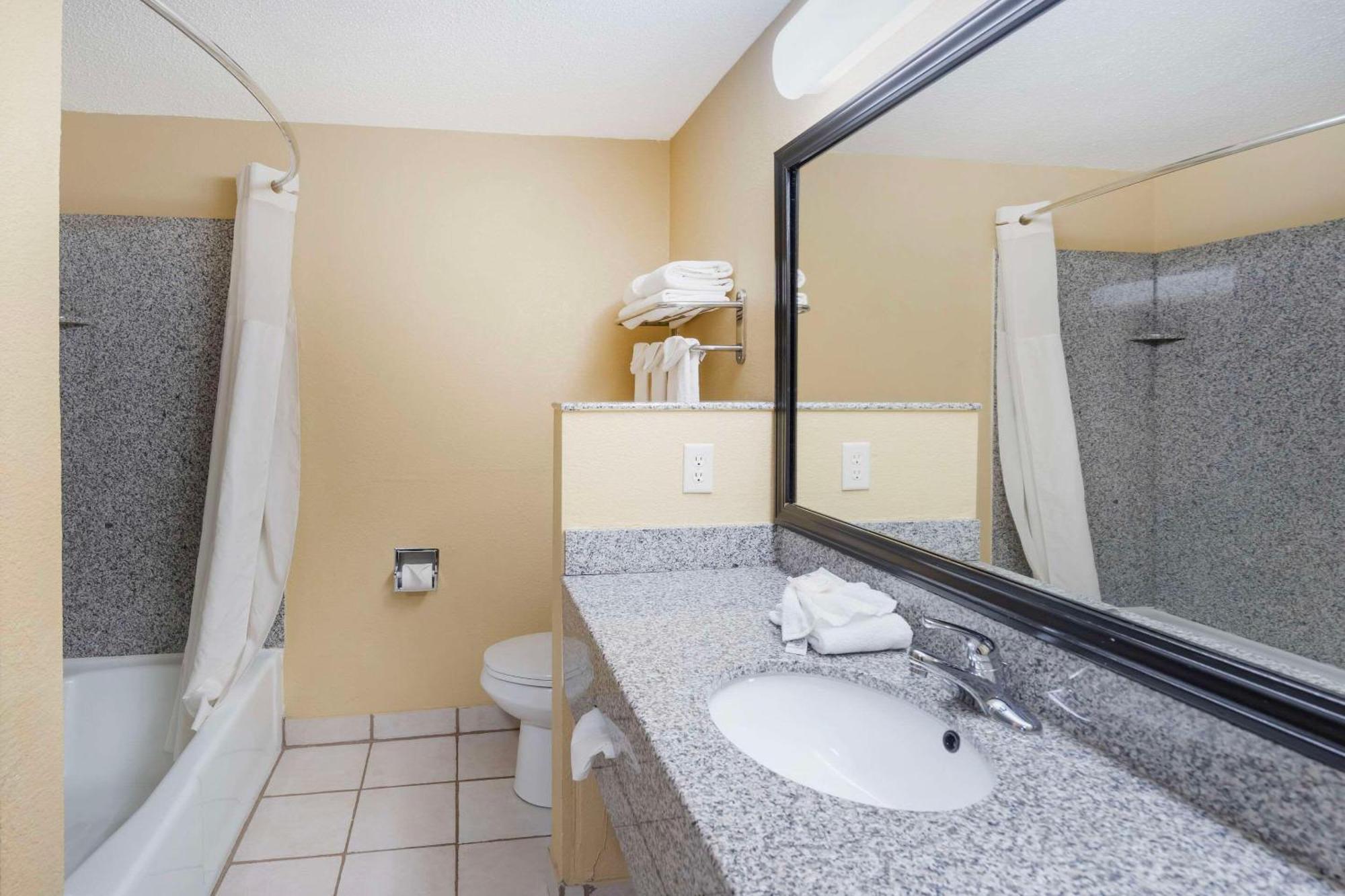 Quality Inn & Suites Bloomington University Area Екстер'єр фото