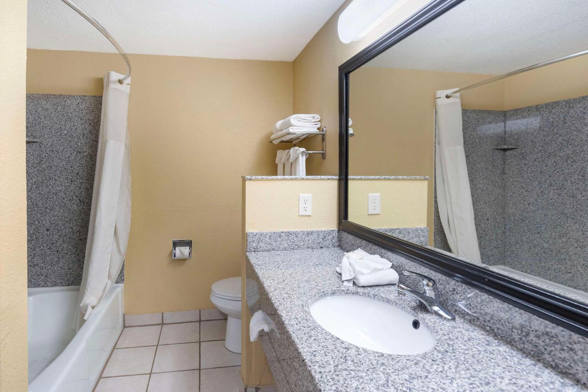 Quality Inn & Suites Bloomington University Area Екстер'єр фото