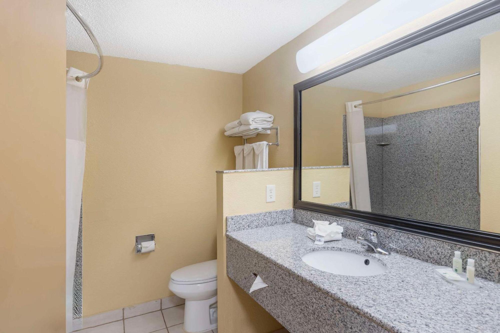 Quality Inn & Suites Bloomington University Area Екстер'єр фото